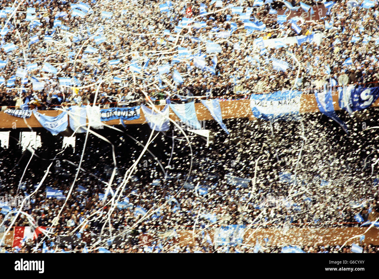 I fan argentini che sventano bandiere stanno gettando rotoli di carta igienica dagli stand. Foto Stock