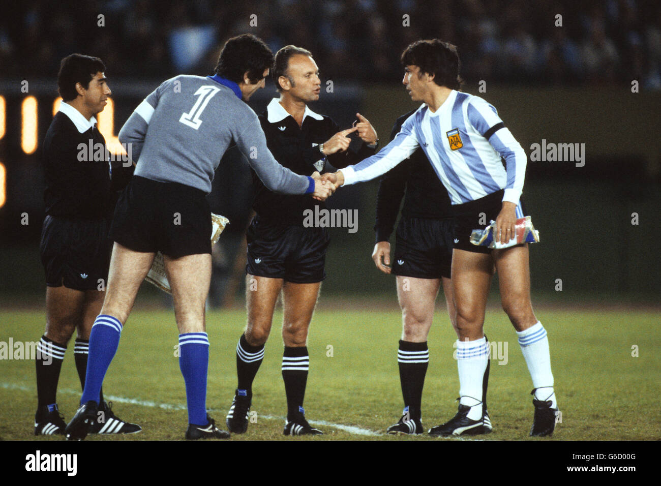 Il capitano Italia Dino Zoff (l) scrolla le mani con il capitano argentino Daniel Passarella (r) di fronte al Referee Abraham Klein (c). Foto Stock