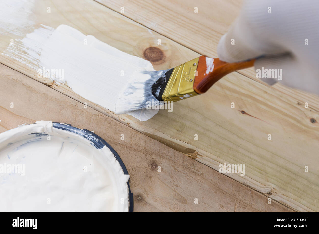 La verniciatura pannelli in legno esterno con vernice bianca o ... Verniciare il legno di bianco