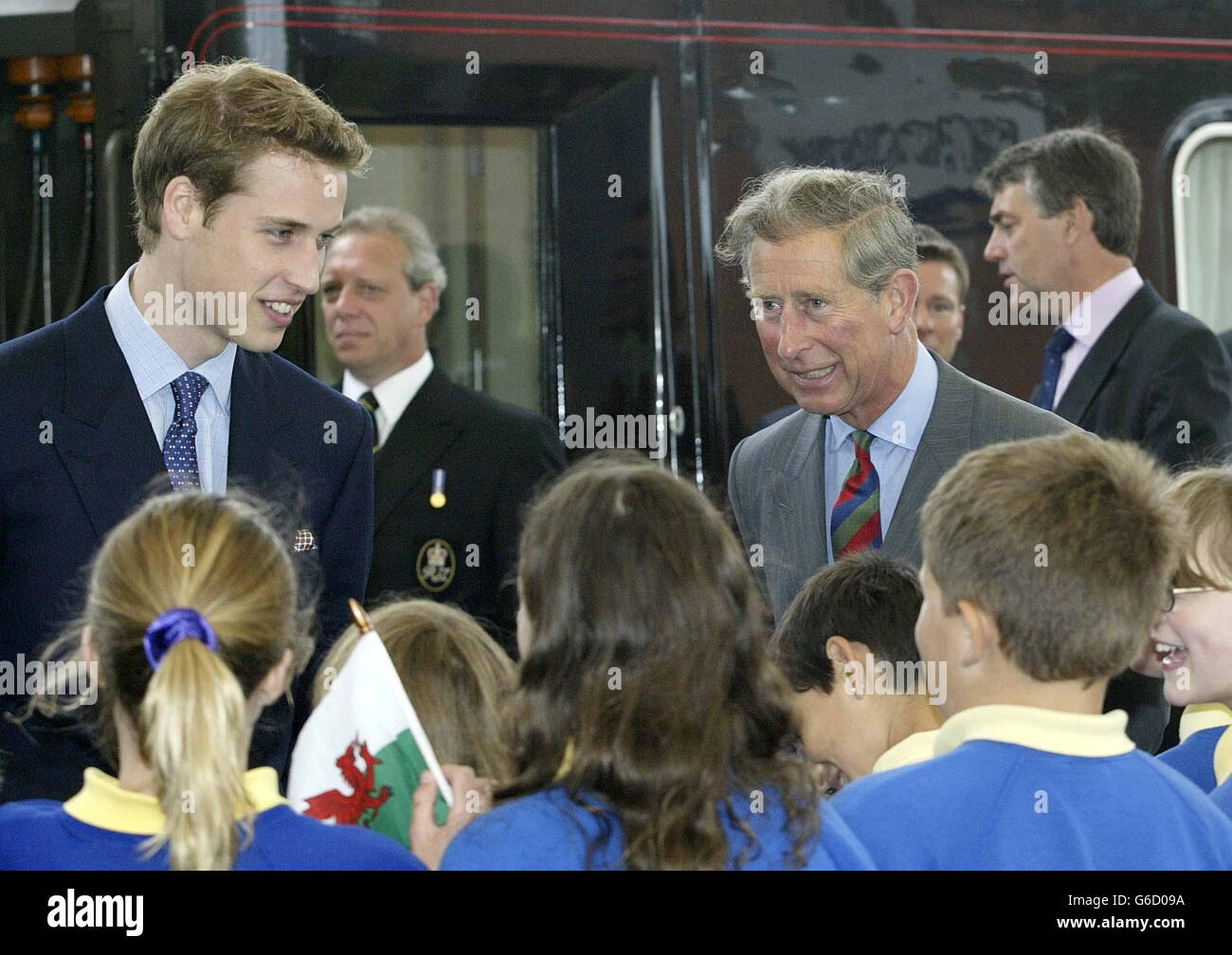 Il Principe William e suo padre, il Principe Charles, parlano con i wellwishers mentre arrivano alla stazione di Bangor, per una visita al Galles nella corsa fino al suo ventunesimo compleanno. * due giorni prima dell'età, William e suo padre visitavano la fiera alimentare di Anglesey nel Galles del Nord e Newport Action for Single Homeless (NASH) nel Galles del Sud. Foto Stock