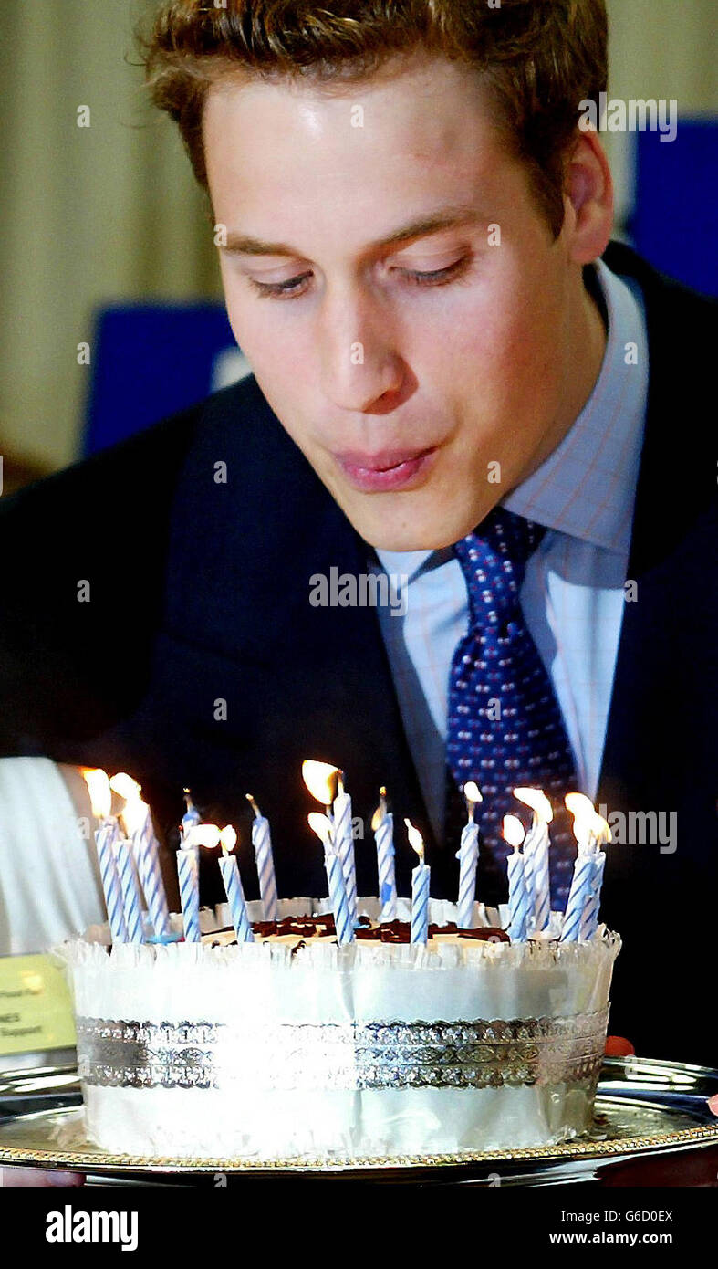 Il principe William soffia le candele su una torta di compleanno che gli è stata data, durante una visita alla Anglesey Food Fair nel Galles del nord. Il Principe, 21 sabato prossimo, e suo padre, il Principe Carlo, sono in Galles per il giorno. * ... e più tardi visitano Newport Action per single senzatetto nel Galles del Sud. Foto Stock
