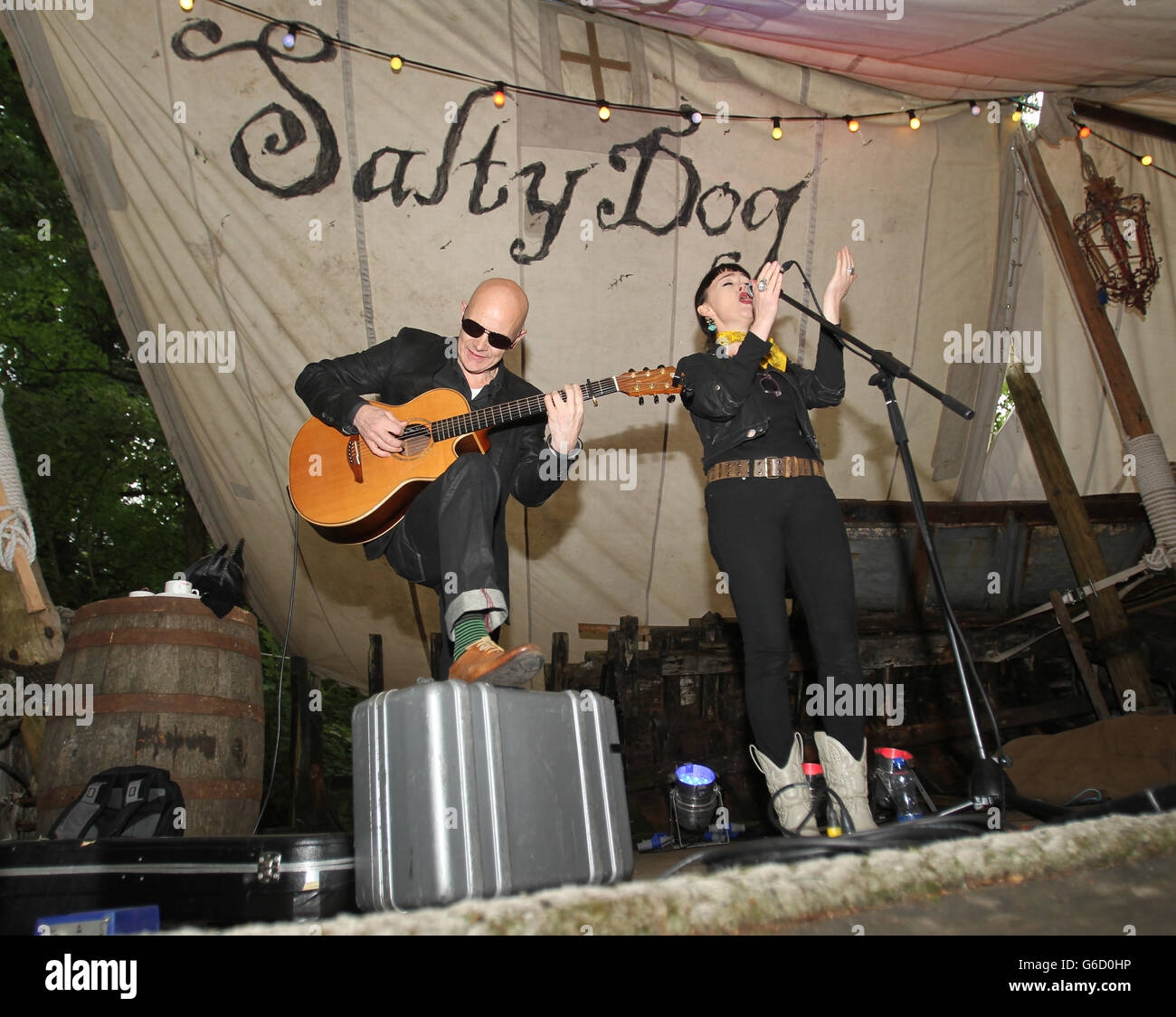 Bronagh Gallagher si esibisce sul palco del cane salato con Conor Brady al lancio della stampa elettrica del picnic 2013. Foto Stock