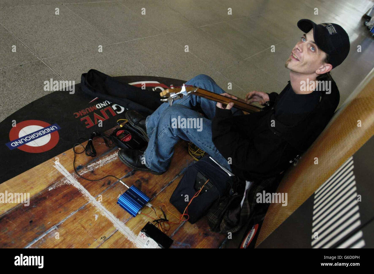 Justin Manser si esibisce il primo giorno di autobus autorizzati sulla metropolitana di Londra alla stazione di Canary Wharf, la prima delle 12 stazioni che ospiterà gli autobus legali su un totale di 25 piazzole, da Dockalnds al West End. Foto Stock