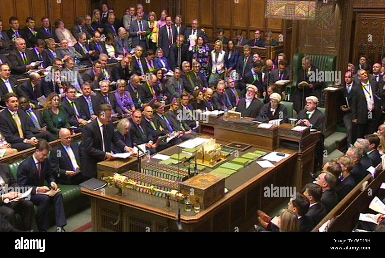 Il primo Ministro David Cameron parla durante un dibattito sulla Siria alla Camera dei Comuni, nel centro di Londra. Foto Stock