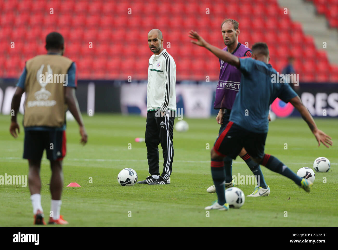 L'allenatore di Bayern Monaco Pepe Guardiola guarda i suoi giocatori  durante la sessione di allenamento allo Stadion Eden, Praga, Repubblica  Ceca Foto stock - Alamy