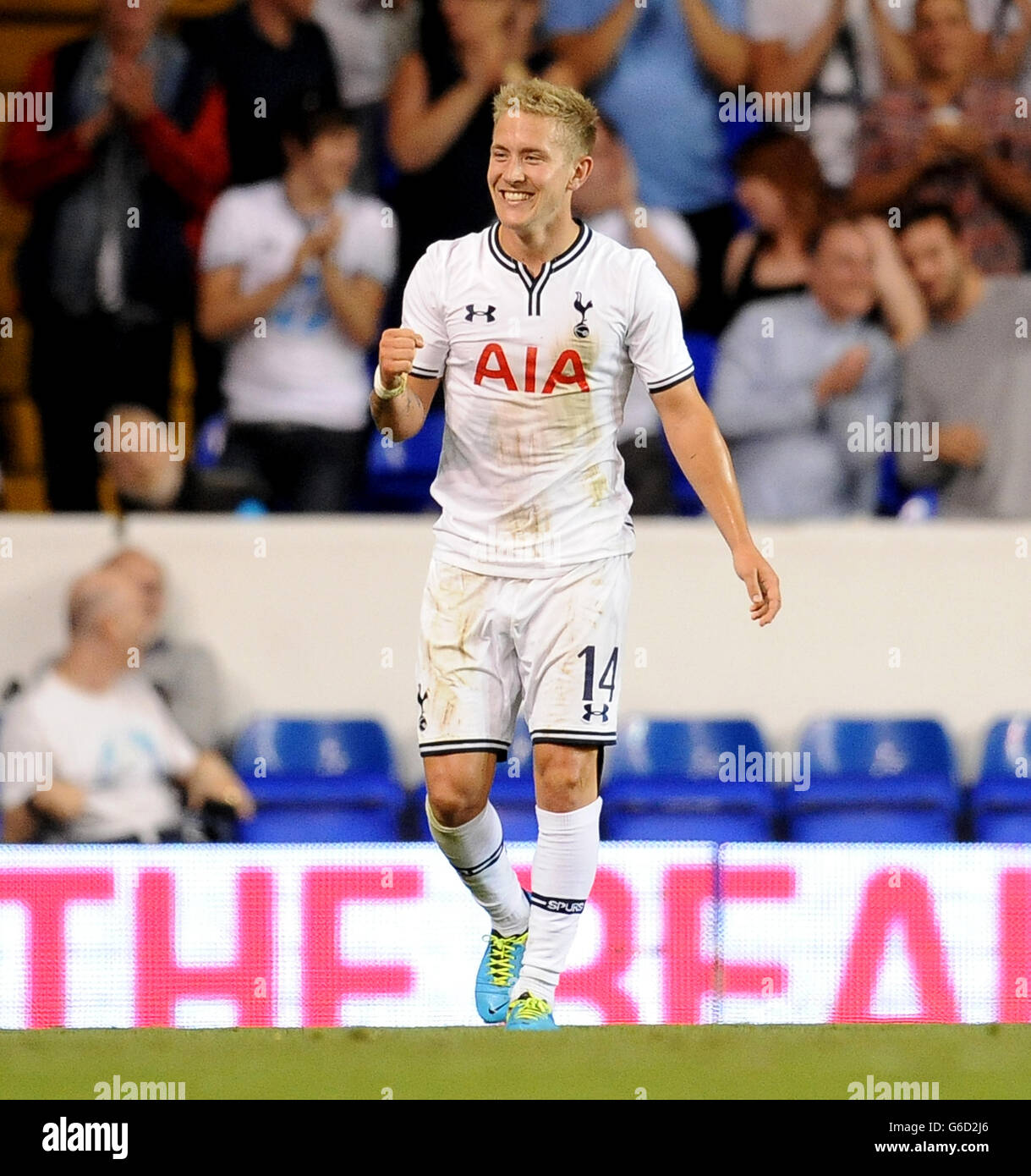 Lewis Holtby di Tottenham Hotspur festeggia dopo aver segnato il terzo gol ai lati contro Dinamo Tbilisi. Foto Stock