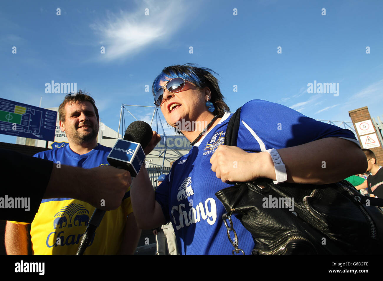 Calcio - Capital One Cup - Second Round - Everton v Stevenage - Goodison Park. Un fan di Everton parla con Everton TV Foto Stock