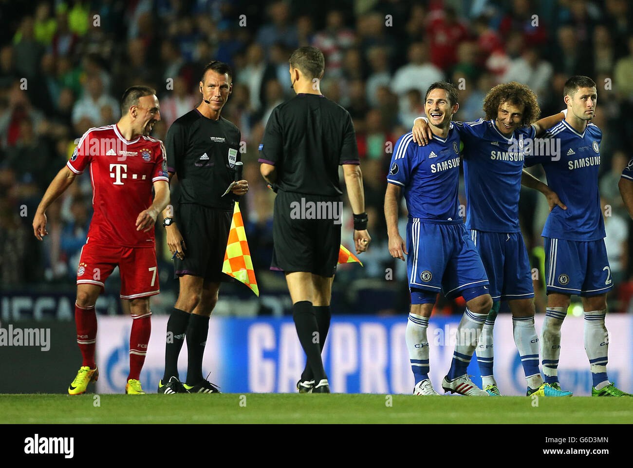 Franck Ribery di Bayern Monaco condivide uno scherzo con il franco di Chelsea Lampard durante la punizione sparare-out Foto Stock