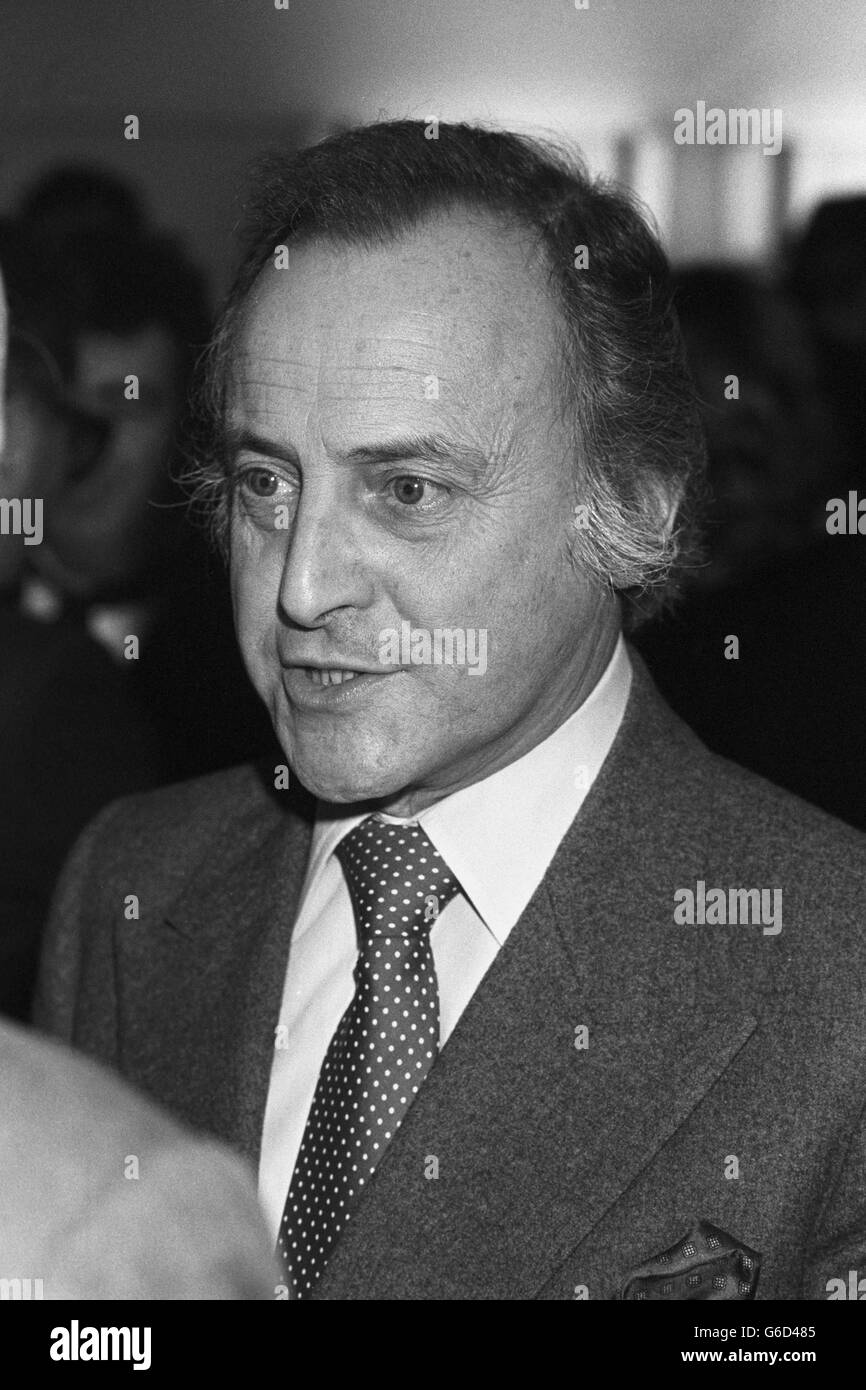 Intrattenimento - evento Petula Clark Tribute - Savoy Hotel, Londra. L'emittente David Jacobs al pranzo tributo del Variety Club alla cantante Petula Clark. Foto Stock