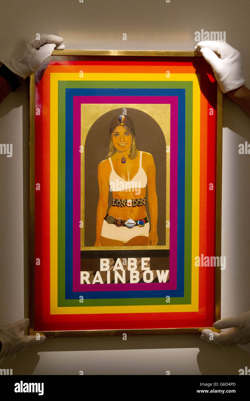 I dipendenti di Sotheby adeguano un lavoro intitolato 'Babe Rainbow' di Peter Blake, parte della mostra New situation - Art in London negli anni Sessanta presso la casa d'aste di Sotheby a Londra. La mostra si svolge presso la casa d'asta dal 4 al 11 settembre, quando una selezione di opere sarà poi in vendita. Foto Stock