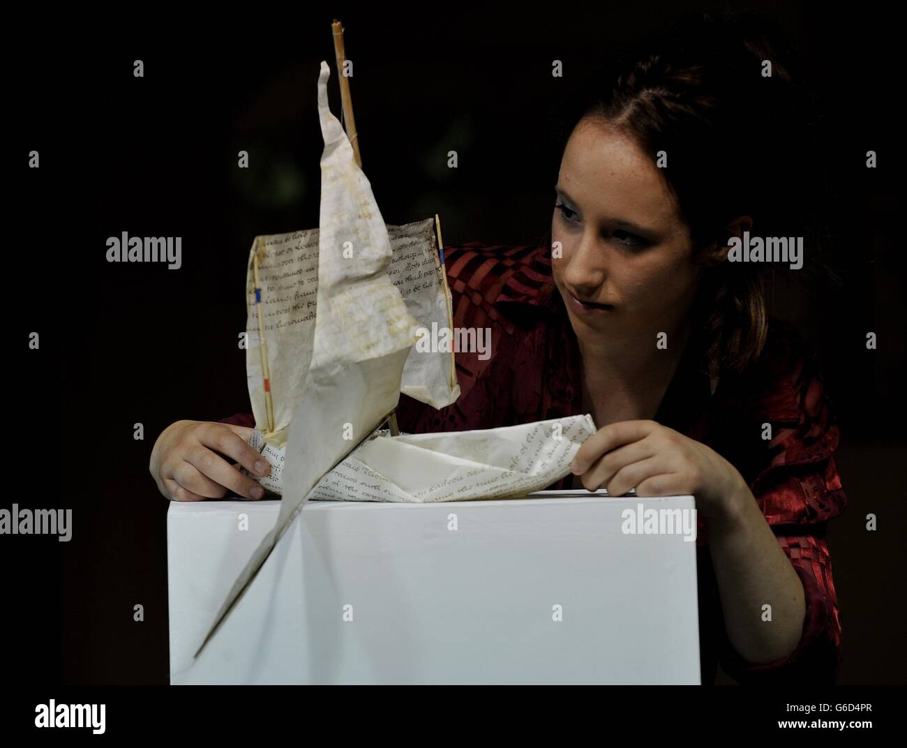 L'assistente alla Galleria Polly Millner, adjustes Pageant Boat, realizzato da un'antica volontà scritta su Velum, dall'artista Edmund Prizeman, 16, mentre più di cinquanta opere d'arte ispirate al Tamigi Diamond Jubilee River Pageant vanno in esposizione pubblica gratuita alla Pump House Gallery, Battersea Park, Londra, Come parte del Festival del Tamigi del Sindaco del 2013, dal 4 al 15 settembre. Foto Stock