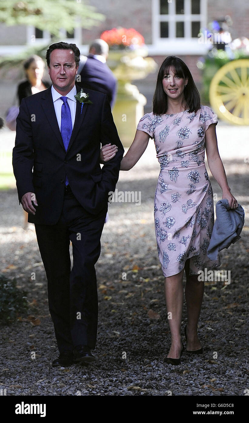 Il primo ministro David Cameron e sua moglie Samantha arrivano per le nozze di sua sorella Alice Sheffield a Etienne Cadestin a Sutton nella chiesa Forest Parich vicino York. Foto Stock