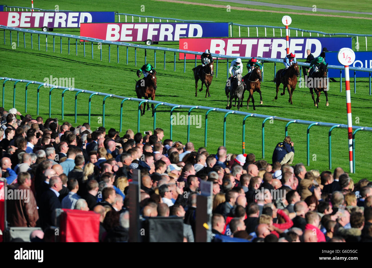 Quasi catturato da Richard Hughes (a sinistra) vince il Betfred Double Delight Hat Trick Heaven Handicap Stakes durante il Betfred Sprint Cup Festival presso l'ippodromo di Haydock Park, Newton-le-Willows. Foto Stock