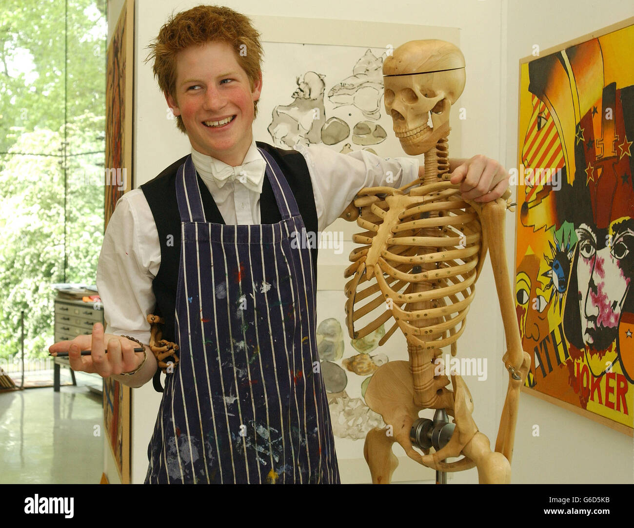 Un artista appassionato, il principe Harry, il figlio più giovane del principe del Galles, al lavoro, nella scuola di disegno dell'Eton College, che è stata aperta lo scorso autunno dall'artista, Sir Howard Hodgkin. Foto Stock