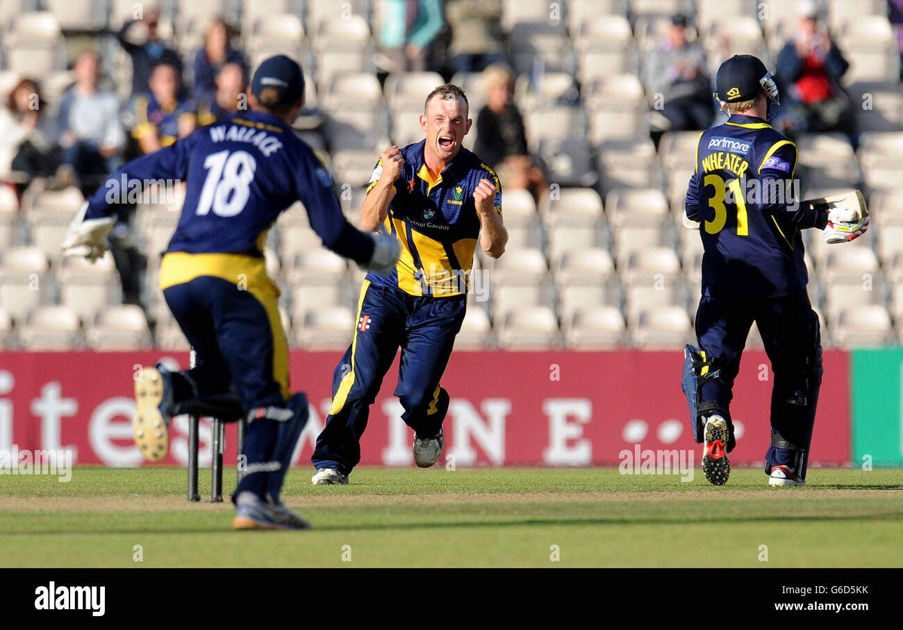 Graham Wagg di Glamorgan (centro) celebra la partecipazione al wicket di Adam Wheater dell'Hampshire (a destra) durante la partita semi finale di Clydesdale Bank Pro40 presso l'Ageas Bowl di Southampton. Foto Stock