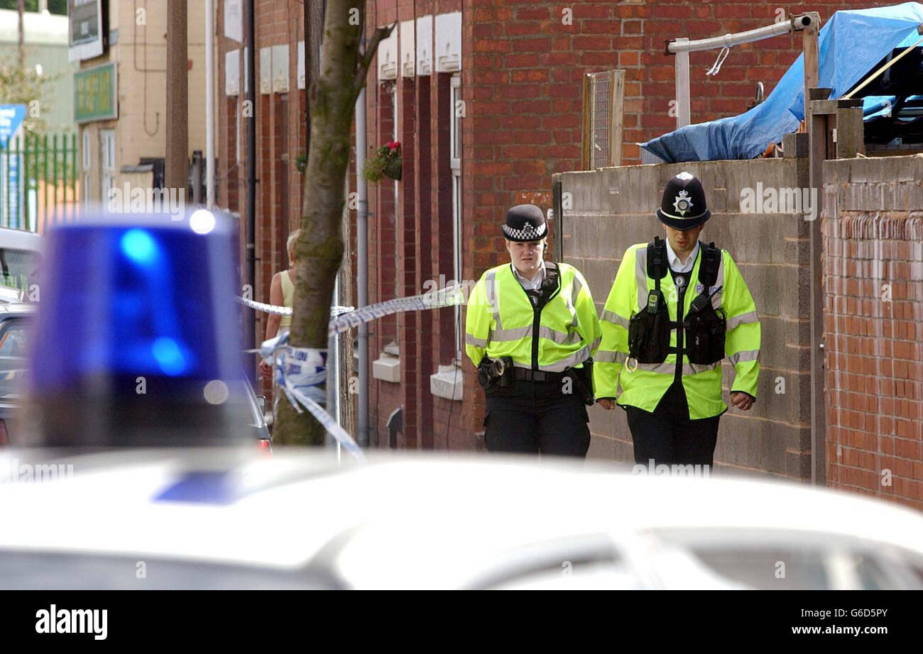 West Midlands polizia pattuglia Newdigate Road, Coventry, dove un uomo di 67 anni è stato ucciso al volante della sua auto. La polizia ha detto che è stato licenziato più volte mentre ha tentato di parcheggiare il suo veicolo. * gli ufficiali hanno anche detto di essere sicuri che l'uomo è stato specificamente mirato e hanno detto che i membri del pubblico non dovrebbero temere per la propria sicurezza dopo l'incidente. Foto Stock