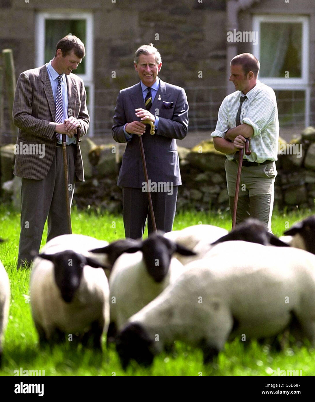 Il principe Carlo con il contadino Andrew Elliot (a sinistra) e il pastore Grant Blackley (a destra) alla Blackhaugh Farm. Il Principe di Galles stava visitando la fattoria di pecore di MR Eliot a Clovenfords, Scottish Borders, nell'ambito di un tour di quattro giorni della regione. Foto Stock