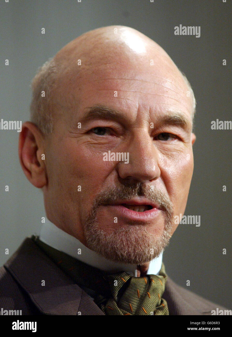 L'attore Patrick Stewart si esibisce sul palco durante una prova del "Maestro costruttore" all'Albery Theatre. Diretto da Anthony Page, il dramma di Ibsen si terrà per una stagione limitata da giovedì 12 giugno 2003. Foto Stock