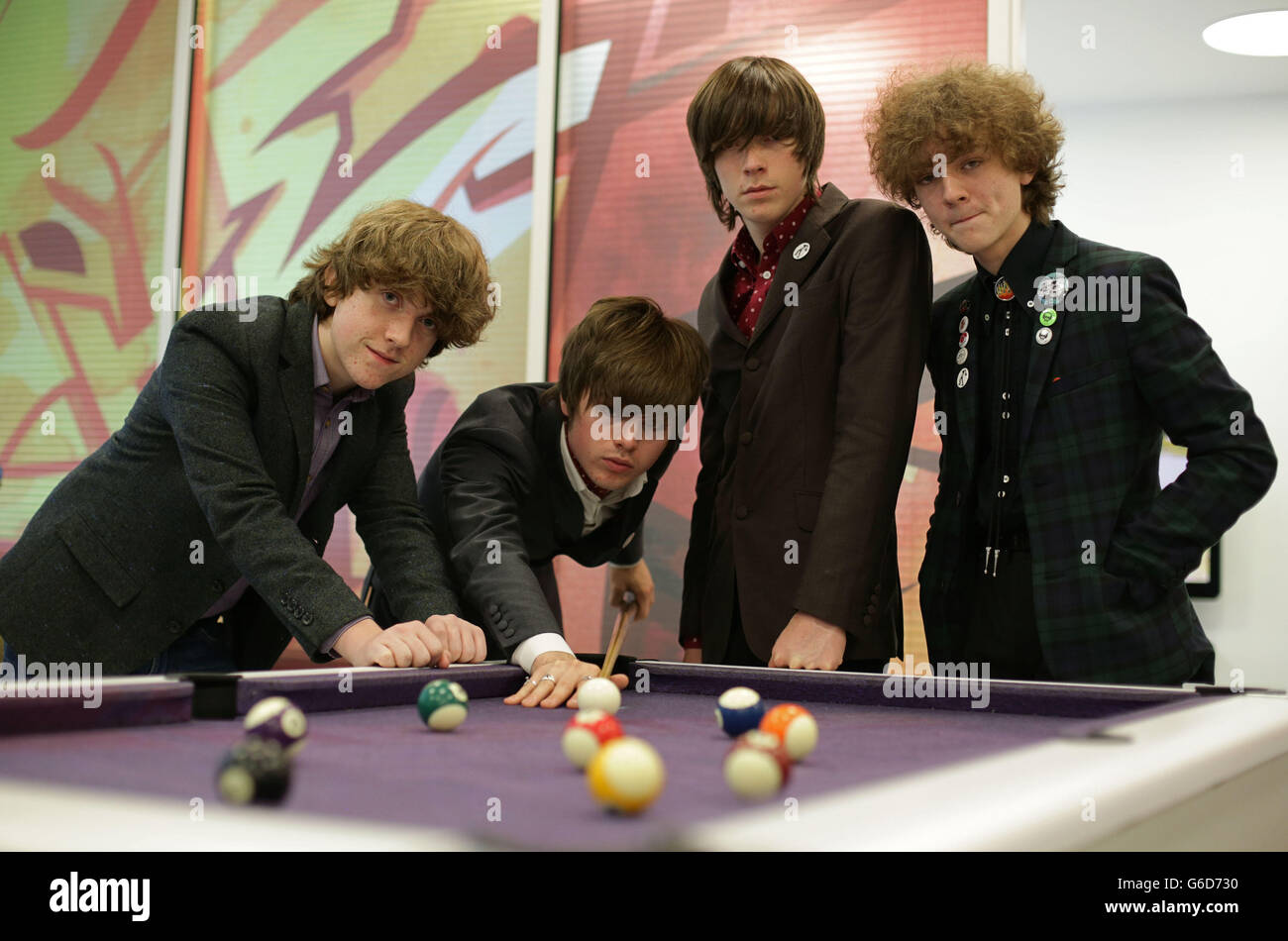 The Strypes (da sinistra a destra) Pete o'Hanlon, Josh McClorey, Ross Farrelly ed Evan Walsh durante la loro visita e concerto presso un'unità specializzata Teenage Cancer Trust presso l'University College Macmillan Cancer Center, nel centro di Londra. Foto Stock