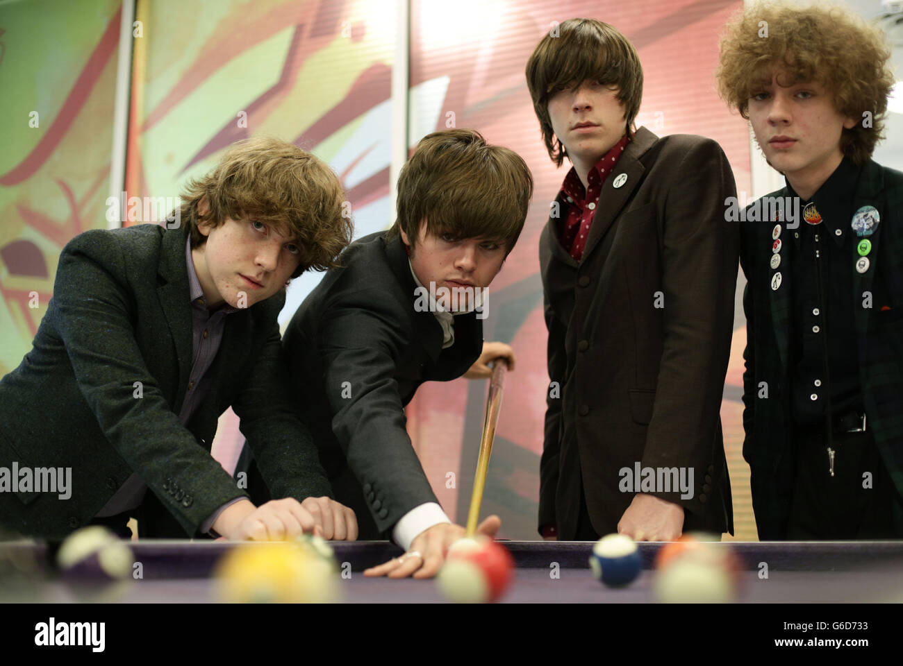 The Strypes (da sinistra a destra) Pete o'Hanlon, Josh McClorey, Ross Farrelly ed Evan Walsh durante la loro visita e concerto presso un'unità specializzata Teenage Cancer Trust presso l'University College Macmillan Cancer Center, nel centro di Londra. Foto Stock