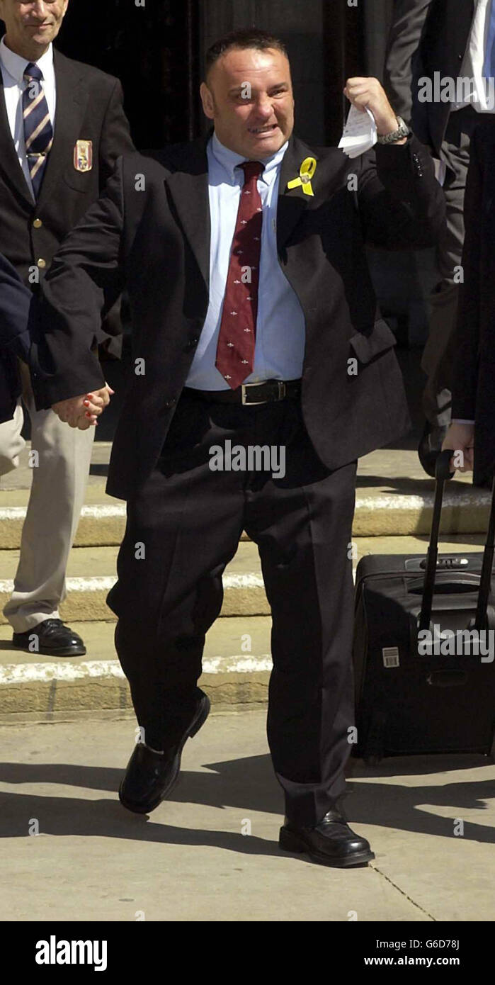 Shaun Russing dopo aver lasciato l'alta Corte dopo che il Ministero della Difesa oggi perso l'appello alta Corte contro una decisione che l'ex Parachute Regiment medico ufficiale, * ... Il sig. Russing è stato vittima di una sindrome identificabile attribuibile al suo servizio nel conflitto del Golfo del 1991. La decisione, da parte di un tribunale d'appello per le pensioni di guerra a Leeds lo scorso maggio, è stata acclamata da migliaia di veterani della Guerra del Golfo come uno sviluppo importante nella loro lotta per i danni contro il mod sulla base del fatto che le loro malattie sono state causate da un fattore comune. Foto Stock
