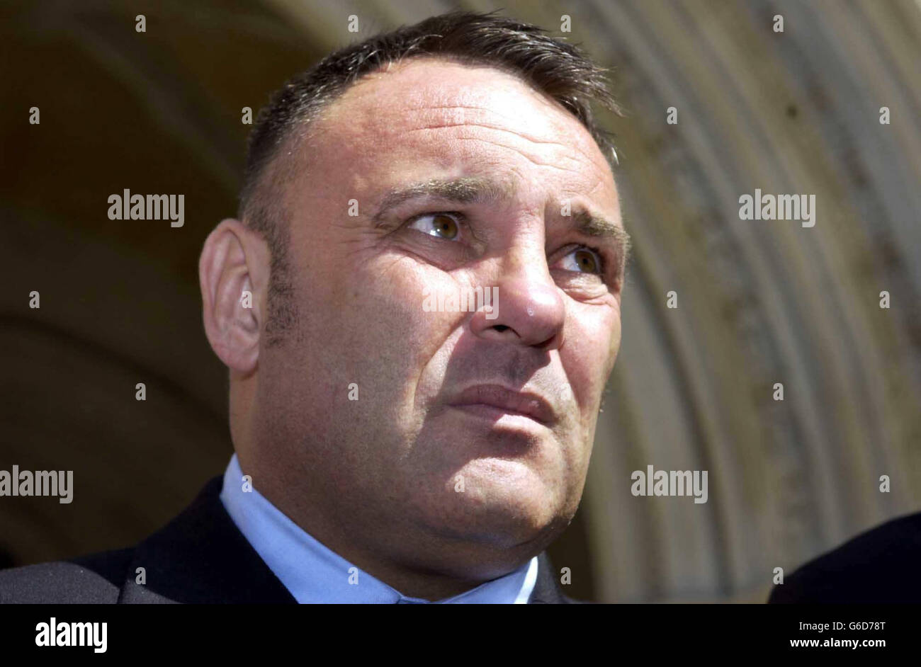 Shaun Russing dopo aver lasciato l'alta Corte dopo che il Ministero della Difesa oggi perso l'appello alta Corte contro una decisione che l'ex Parachute Regiment medico ufficiale, * ... Il sig. Russing è stato vittima di una sindrome identificabile attribuibile al suo servizio nel conflitto del Golfo del 1991. La decisione, da parte di un tribunale d'appello per le pensioni di guerra a Leeds lo scorso maggio, è stata acclamata da migliaia di veterani della Guerra del Golfo come uno sviluppo importante nella loro lotta per i danni contro il mod sulla base del fatto che le loro malattie sono state causate da un fattore comune. Foto Stock