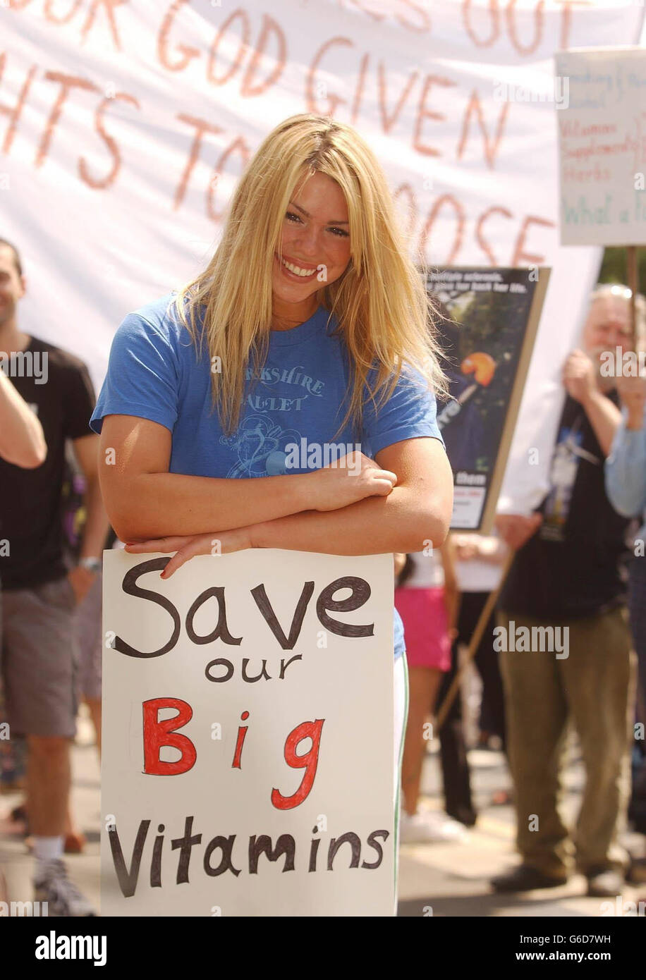 La cantante Billie Piper è in testa alla marcia, organizzata dal Health Freedom Movement, a Londra per protestare contro le normative stabilite dall'UE sui rimedi alle erbe. Foto Stock