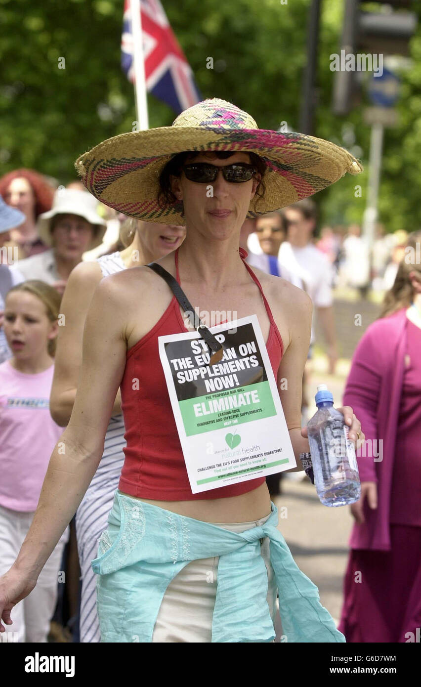 Un demostratore in testa alla marcia, organizzato dal movimento per la libertà sanitaria, a Londra per protestare contro le normative stabilite dall'UE sui rimedi a base di erbe. Foto Stock