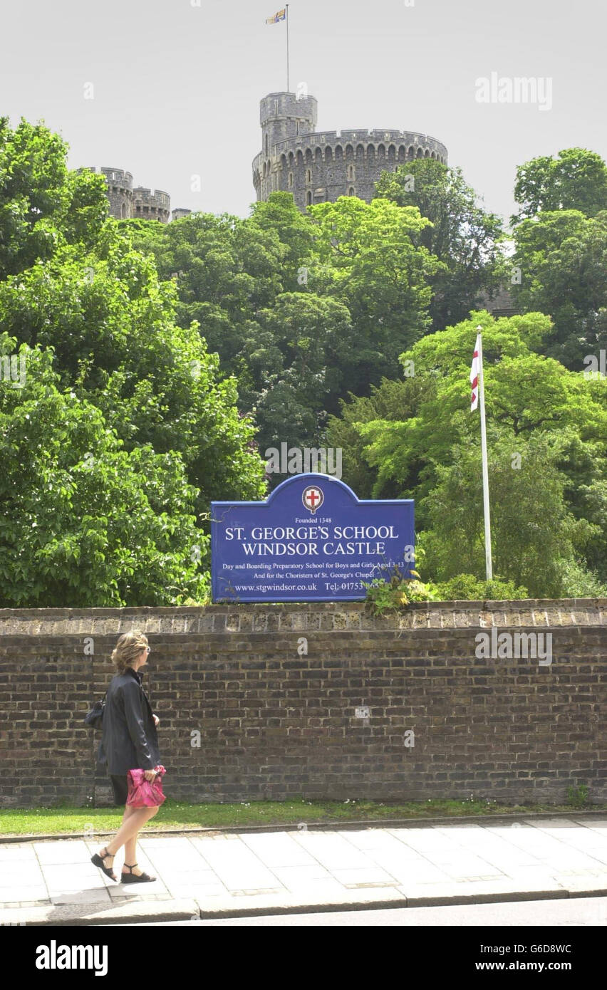 L'insegna per la scuola di St George, accanto al Castello di Windsor. Il comico Aaron Barschak, che ha gatecrasato il 21° compleanno del principe Williams, si ritiene sia entrato nel castello attraverso i terreni della scuola. * la polizia ha detto che ha ottenuto l'accesso ai precinti del castello scalando un argine, arrampicandosi un albero, saltando su un muro e poi raggiungendo una terrazza. Fu poi sfidato da un appaltatore e scortato in un punto di polizia, dove, dopo le domande, gli fu permesso di entrare nella zona del castello dove si svolgeva la festa. Foto Stock