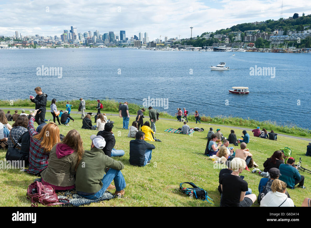 Seattle, Washington: folla raccolta sulla Grande Tumulo a lavori Gas Park dopo il Solstizio d'estate parata e Festival. Foto Stock