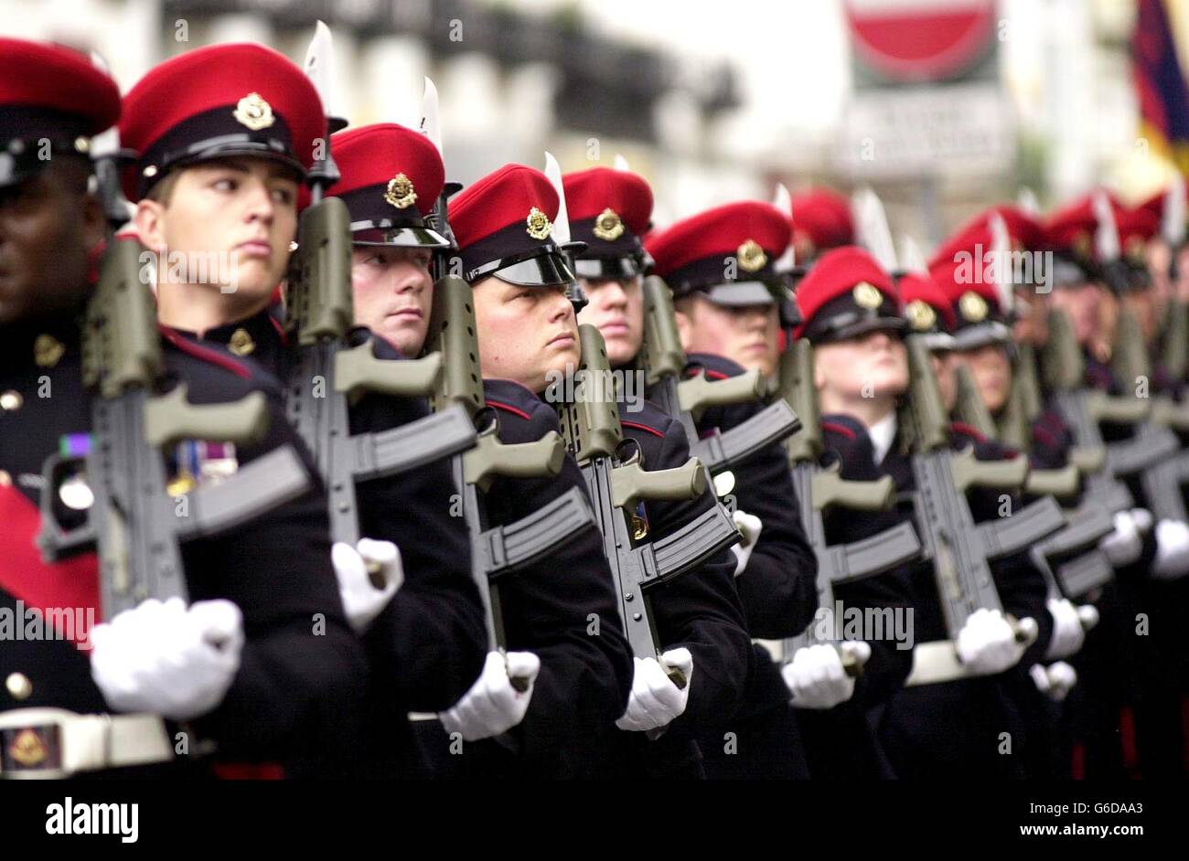 La polizia militare reale arriva in una parata per il servizio di ringraziamento e ricordo alla Cattedrale di Chichester, dove si diceva preghiera per i sei soldati britannici uccisi mentre difendevano una stazione di polizia in Iraq. *... Il servizio, guidato dal decano di Chichester, il reverendo Nicholas Frayling, è stato organizzato per celebrare il 200° anniversario della caserma Roussillon del RMP nella città del Sussex occidentale. Foto Stock