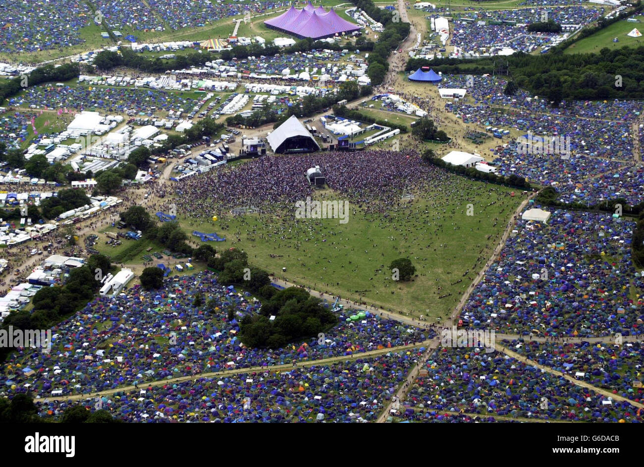 Vista aerea dall'elicottero di polizia Avon e Somerset/Gloucestershire del festival di Glastonbury, il primo giorno del grande evento musicale. Foto Stock