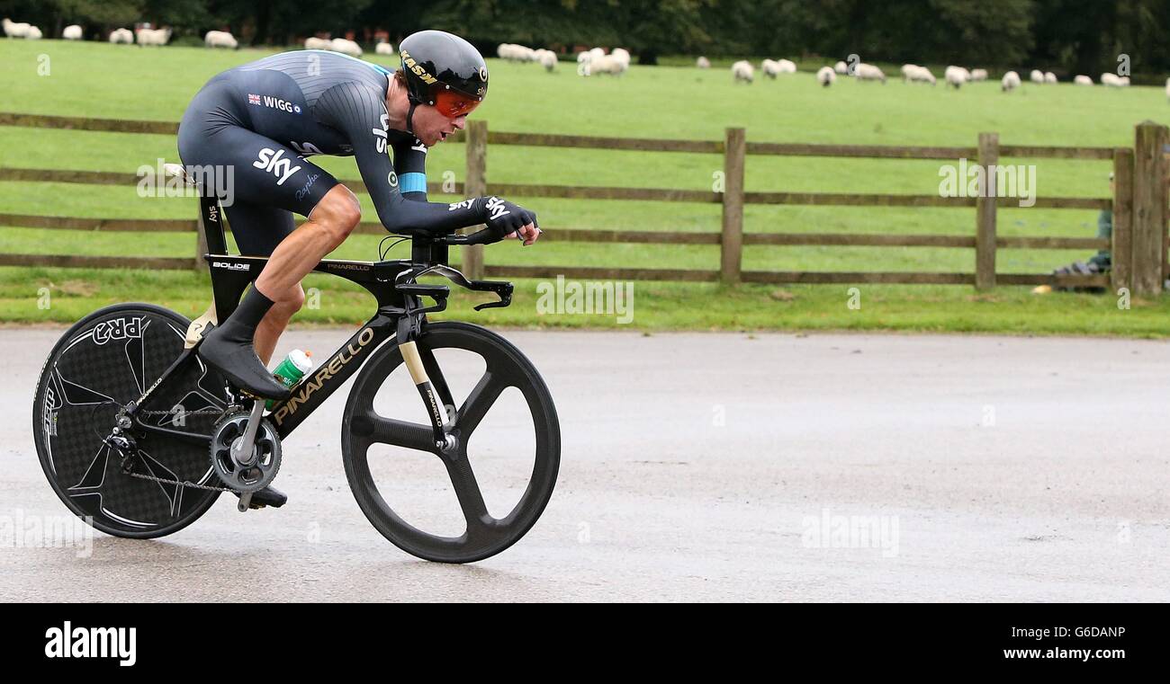 Sir Bradley Wiggins del team Sky durante la fase tre della prova individuale a tempo nel 2013 Tour of Britain a Knowsley. PREMERE ASSOCIAZIONE foto. Data immagine: Martedì 17 settembre 2013. Visita il tour IN BICICLETTA della storia della Pennsylvania in Gran Bretagna. Il credito fotografico dovrebbe essere: Peter Byrne/PA Wire Foto Stock