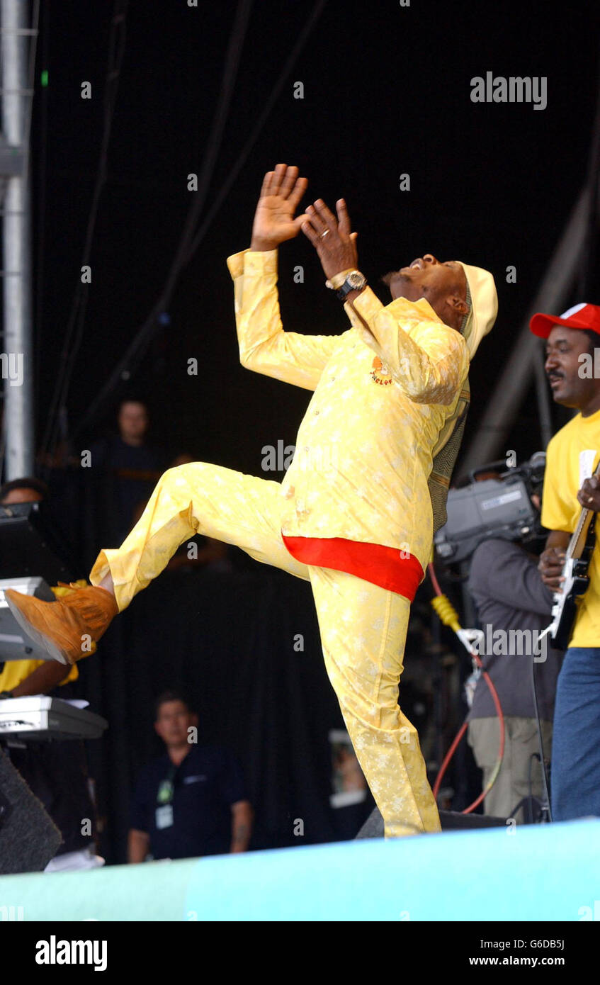 Jimmy Cliff si esibisce sul Pyramid Stage, al Glastonbury Festival. Foto Stock