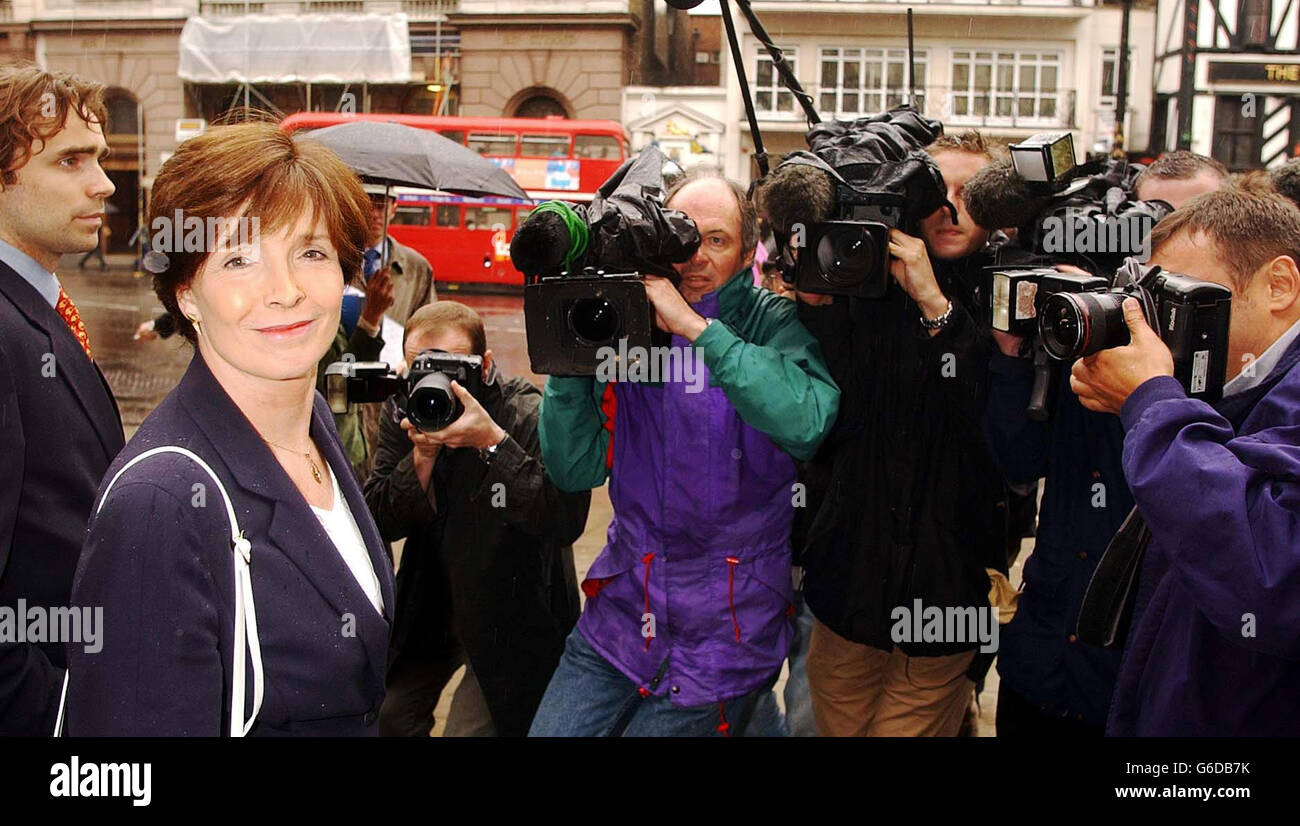 Lady Archer con suo figlio James, al di fuori della High Court, nel centro di Londra, dopo aver vinto la sua battaglia contro la sua ex assistente personale. * il signor Justice Jackson ha stabilito che la moglie di 58 anni del collega jacked Jeffrey Archer aveva diritto ad un'ingiunzione di ampio respiro contro Jane Williams, il suo fidato dipendente per 13 anni fino al suo licenziamento nel novembre 2001. Il giudice ha anche stabilito che Lady Archer aveva diritto a danni di 2,500. Foto Stock