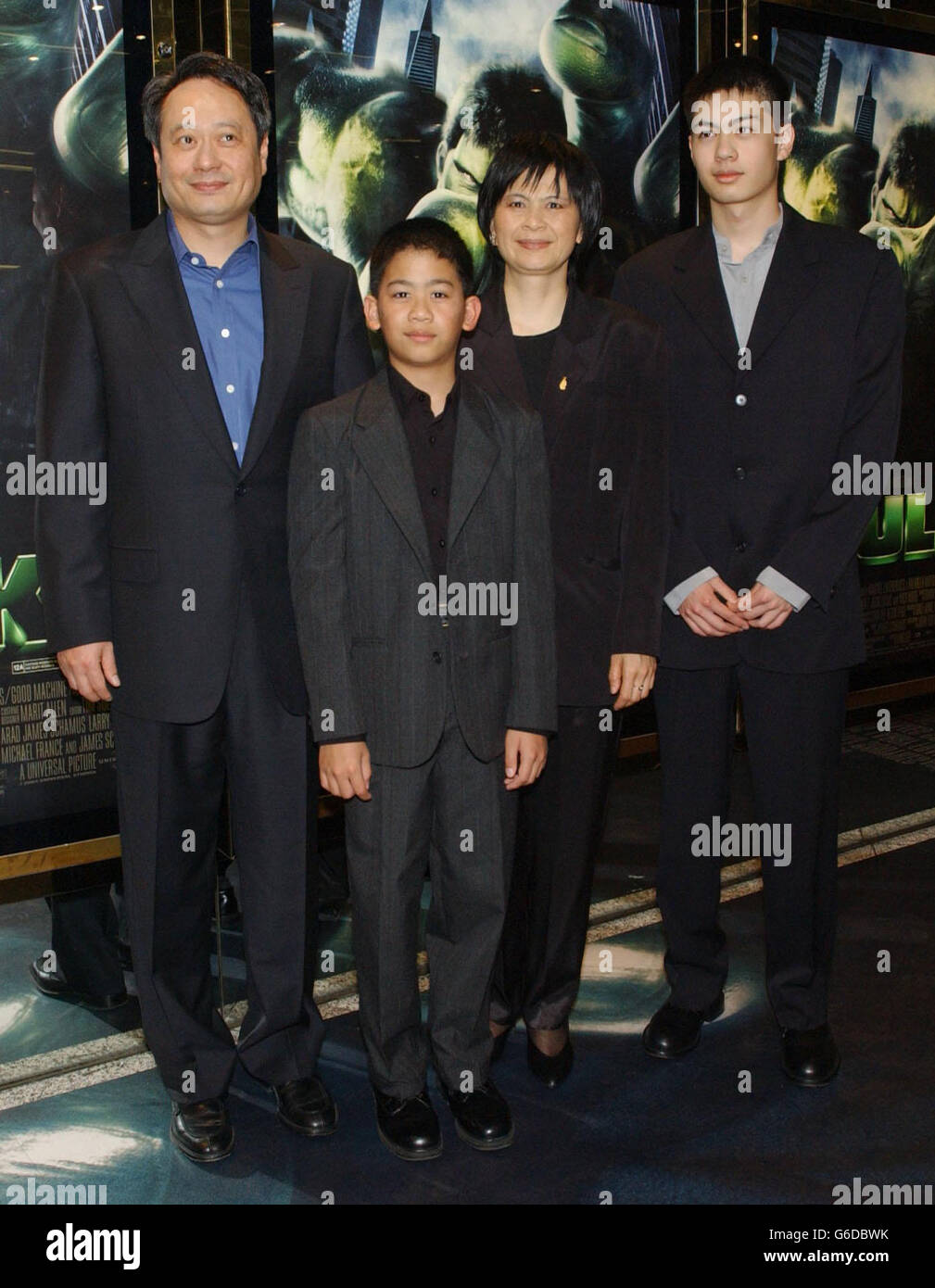 Il regista Ang Lee (L) e la sua famiglia arrivano alla prima di The Hulk al cinema Empire in Leicester Square di Londra. Foto Stock