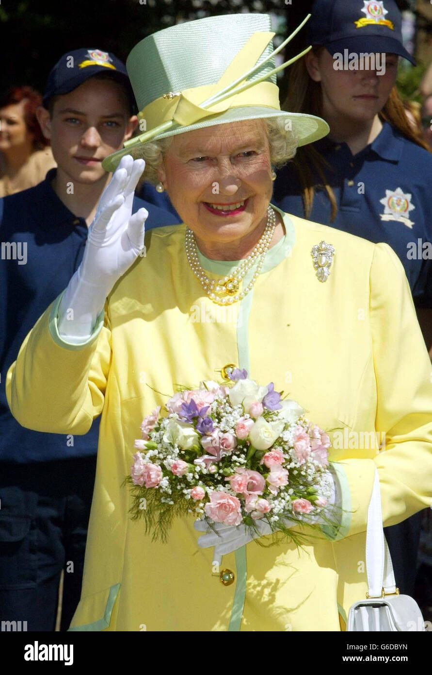 La Regina Elisabetta II della Gran Bretagna durante la sua visita al Clyde Shopping Centre, Clydebank, Glasgow, Scozia. 07/07/03 : la Regina Elisabetta II della Gran Bretagna che visitava l'Isola di Man per presiedere la celebrazione della giornata nazionale dell'isola. Foto Stock