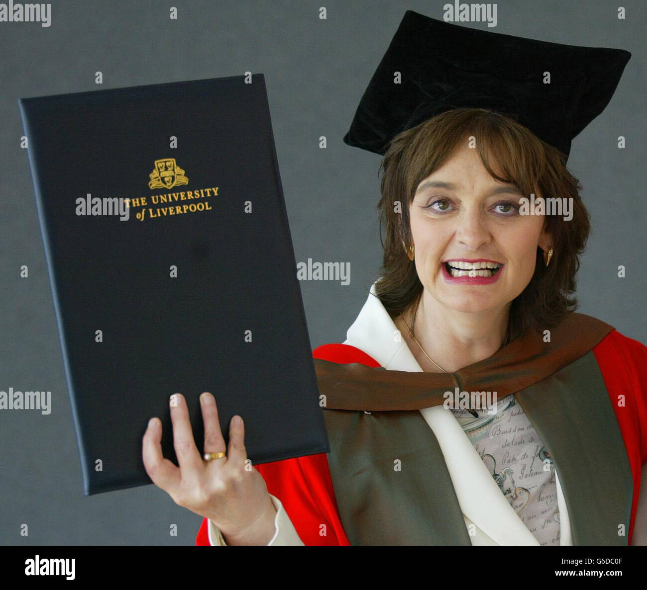 Cherie Booth, moglie del primo ministro Tony Blair, si pone alla Philharmonic Hall di Liverpool dove è stata presentata con una laurea honoris dall'Università di Liverpool. Foto Stock