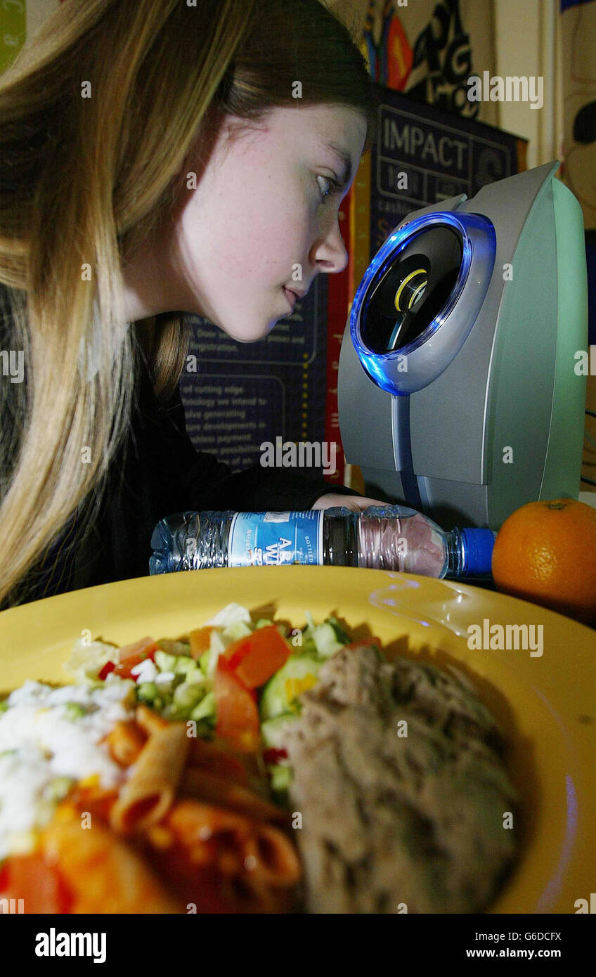 Laura Bailey, 11 anni, utilizza quello che si pensa sia il primo scanner Iris in Europa nella mensa della Venerabile Bede School di Sunderland. La scuola è la prima a utilizzare il nuovo sistema, per consentire agli studenti di acquistare i pasti scolastici senza utilizzare denaro. * la tecnologia selezionerà segretamente gli allievi più poveri che hanno diritto ai pasti liberi da coloro che devono pagare, che saranno caricati in un conto separato che si spera risparmierà agli allievi meno benestanti dall'imbarazzo e porterà ad una maggiore uguaglianza fra i compagni di classe. Foto Stock