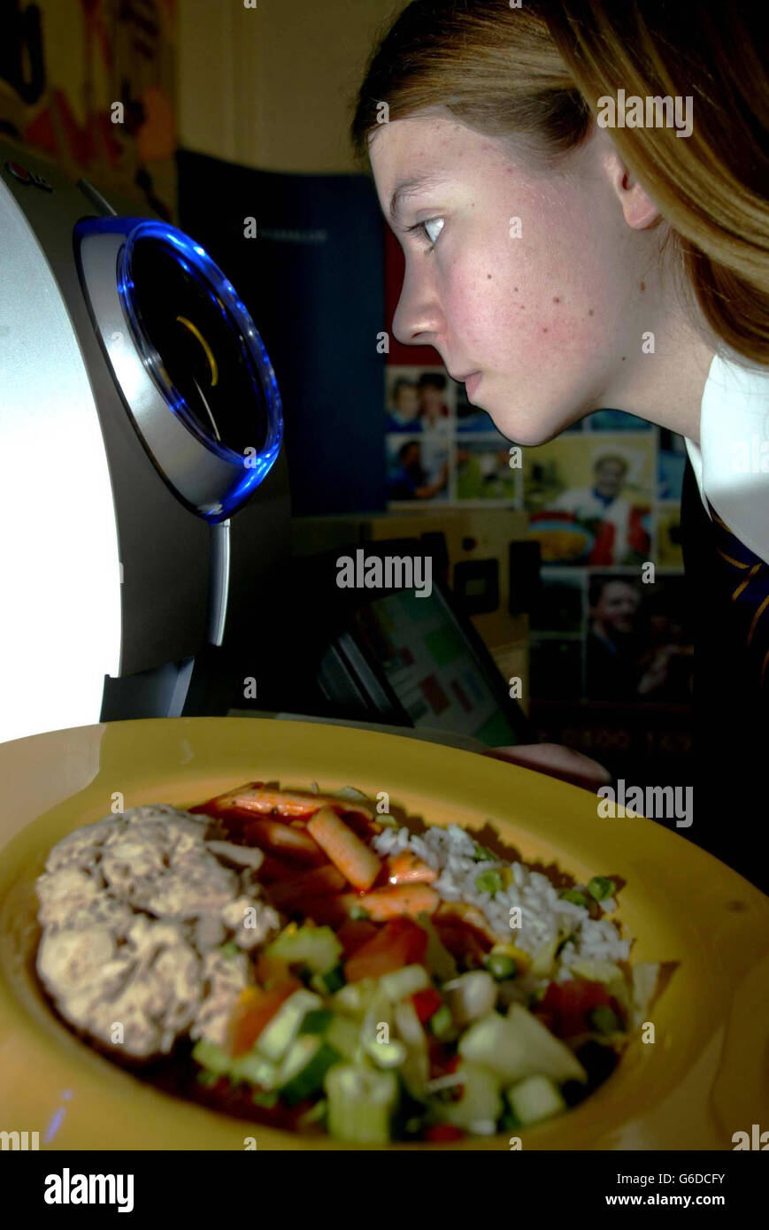 Laura Bailey, 11 anni, utilizza quello che si pensa sia il primo scanner Iris in Europa nella mensa della Venerabile Bede School di Sunderland. La scuola è la prima a utilizzare il nuovo sistema, per consentire agli studenti di acquistare i pasti scolastici senza utilizzare denaro. * la tecnologia selezionerà segretamente gli allievi più poveri che hanno diritto ai pasti liberi da coloro che devono pagare, che saranno caricati in un conto separato che si spera risparmierà agli allievi meno benestanti dall'imbarazzo e porterà ad una maggiore uguaglianza fra i compagni di classe. Foto Stock