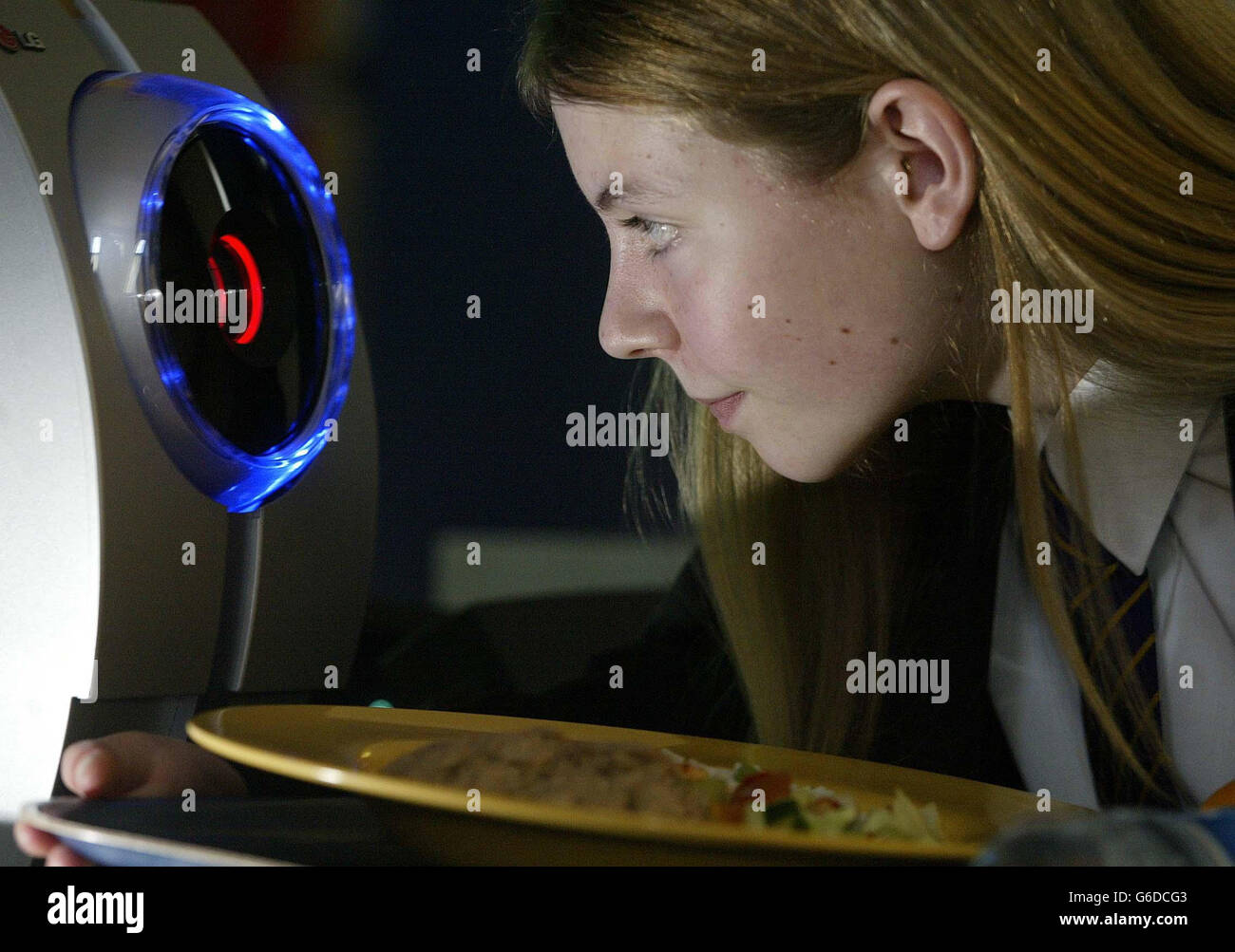 Laura Bailey, 11 anni, utilizza quello che si pensa sia il primo scanner Iris in Europa nella mensa della Venerabile Bede School di Sunderland. La scuola è la prima a utilizzare il nuovo sistema, per consentire agli studenti di acquistare i pasti scolastici senza utilizzare denaro. * la tecnologia selezionerà segretamente gli allievi più poveri che hanno diritto ai pasti liberi da coloro che devono pagare, che saranno caricati in un conto separato che si spera risparmierà agli allievi meno benestanti dall'imbarazzo e porterà ad una maggiore uguaglianza fra i compagni di classe. Foto Stock