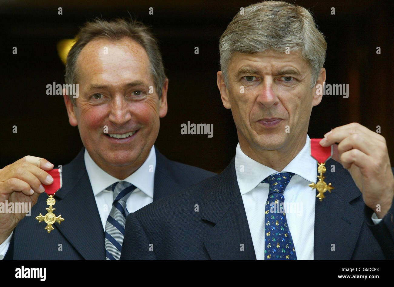 Allenatori di calcio della prima squadra, Gerard Houllier di Liverpool (a sinistra) e Arsenal's Arsene Wenger, con le loro OBE onorarie fuori dall'ufficio degli esteri e del Commonwealth di Londra. Foto Stock