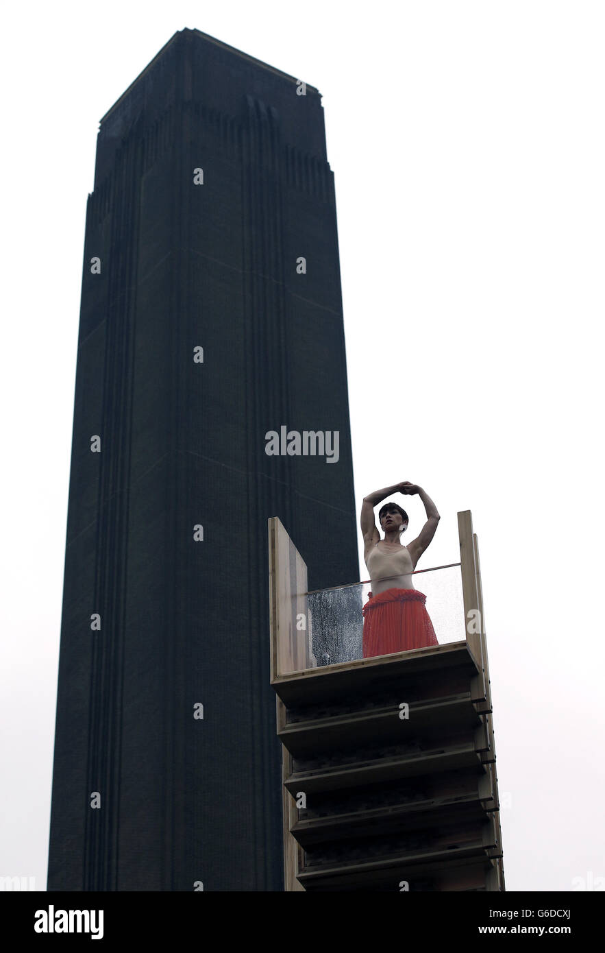 I ballerini del New Movement Collective si esibiscono su Endless Stair, il Landmark Project per il London Design Festival 2013 sul prato davanti a Tate Modern, Londra. Foto Stock