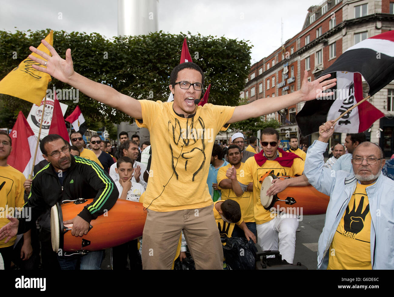 I membri del Forum anti-golpe irlandese egiziano protestano contro o'Connell Street, Dublino. Foto Stock