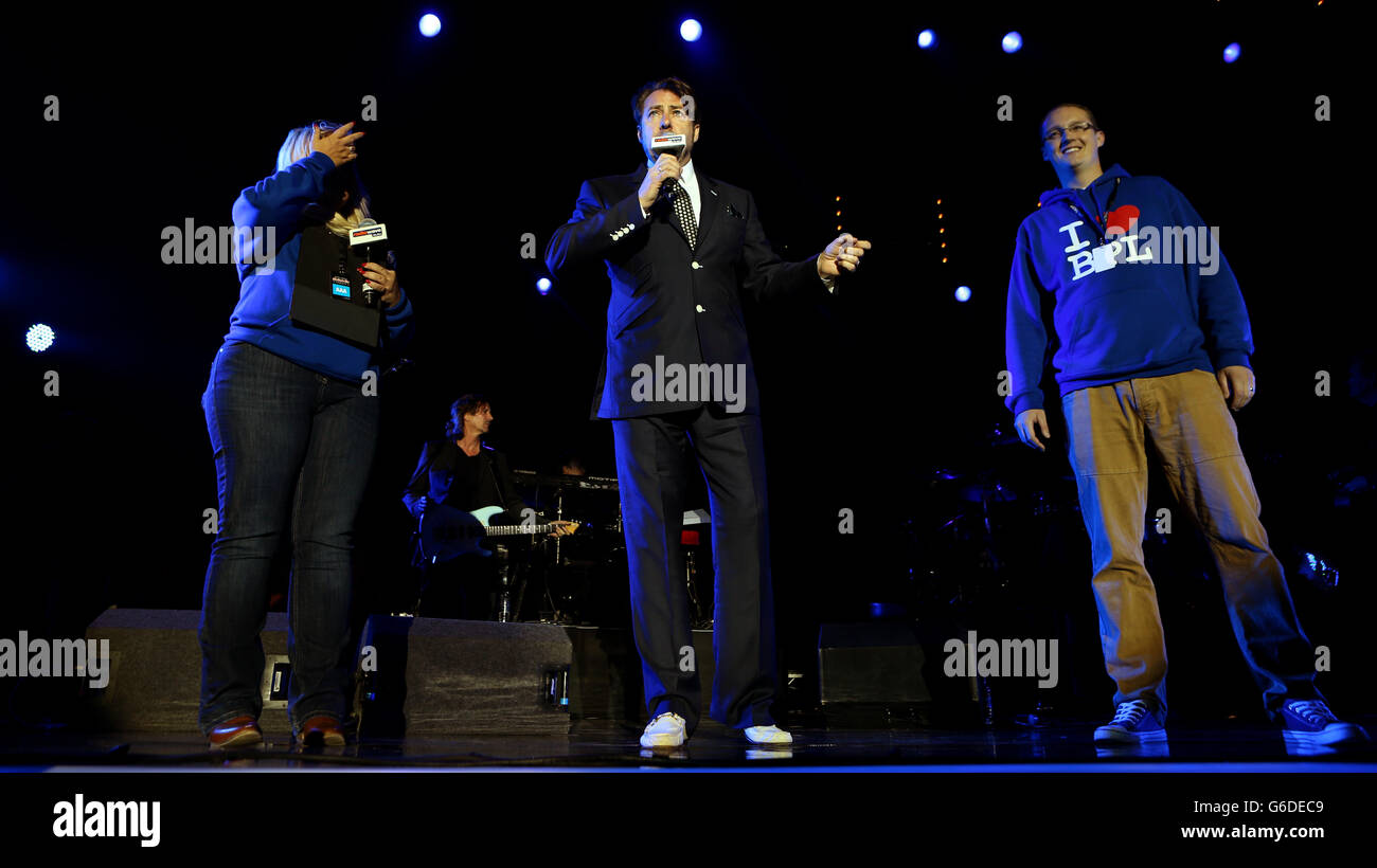 Jonathon Ross (centro) presenta Gary Barlow in un concerto per celebrare l'illuminazione delle famose Blackpool Illuminations sulla Blackpool Promenade. PREMERE ASSOCIAZIONE foto. Data immagine: Venerdì 30 agosto 2013. Il credito fotografico dovrebbe essere: Peter Byrne/PA Wire Foto Stock