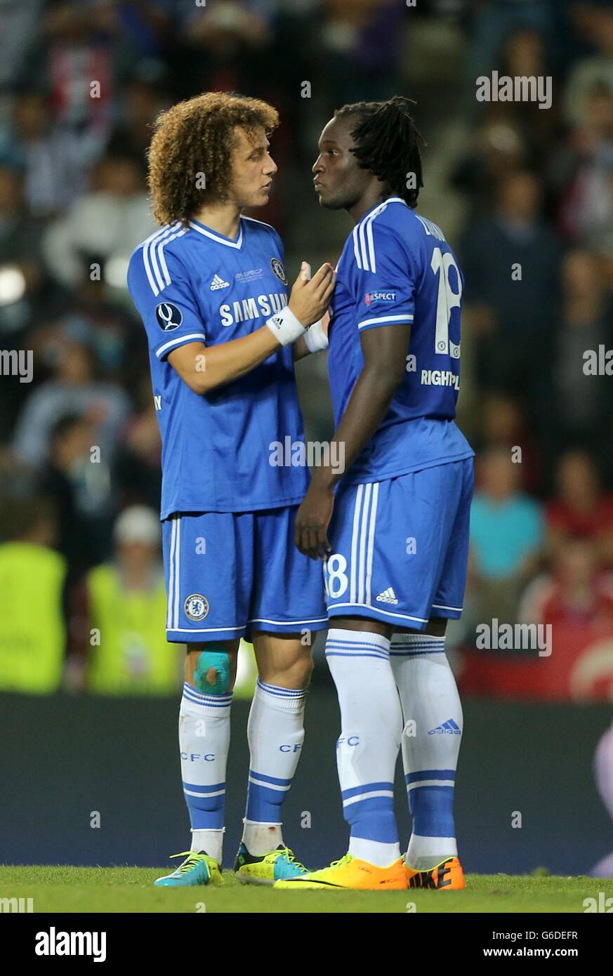 Romelu Lukaku di Chelsea (a destra) con il compagno di squadra David Luiz dopo il suo la penalità è stata salvata nello sparatutto Foto Stock