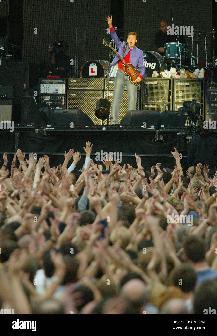 Sir Paul McCartney ha eseguito il suo concerto in un'arena appositamente costruita presso Kings Dock, Liverpool. Migliaia di fan di McCartney sono scesi oggi a Liverpool per il concerto finale dell'ex tour mondiale dei Beatles. * circa 30,000 fan sono arrivati al Kings Dock, vicino al centro della città, per assistere al concerto, che Sir Paul ha soprannominato la sua home-coming. I cancelli sono stati aperti alle 17:30, ma centinaia di fan si sono accodati per ore in anticipo per assicurarsi posti in piedi davanti all'arena all'aperto appositamente costruita. Foto Stock