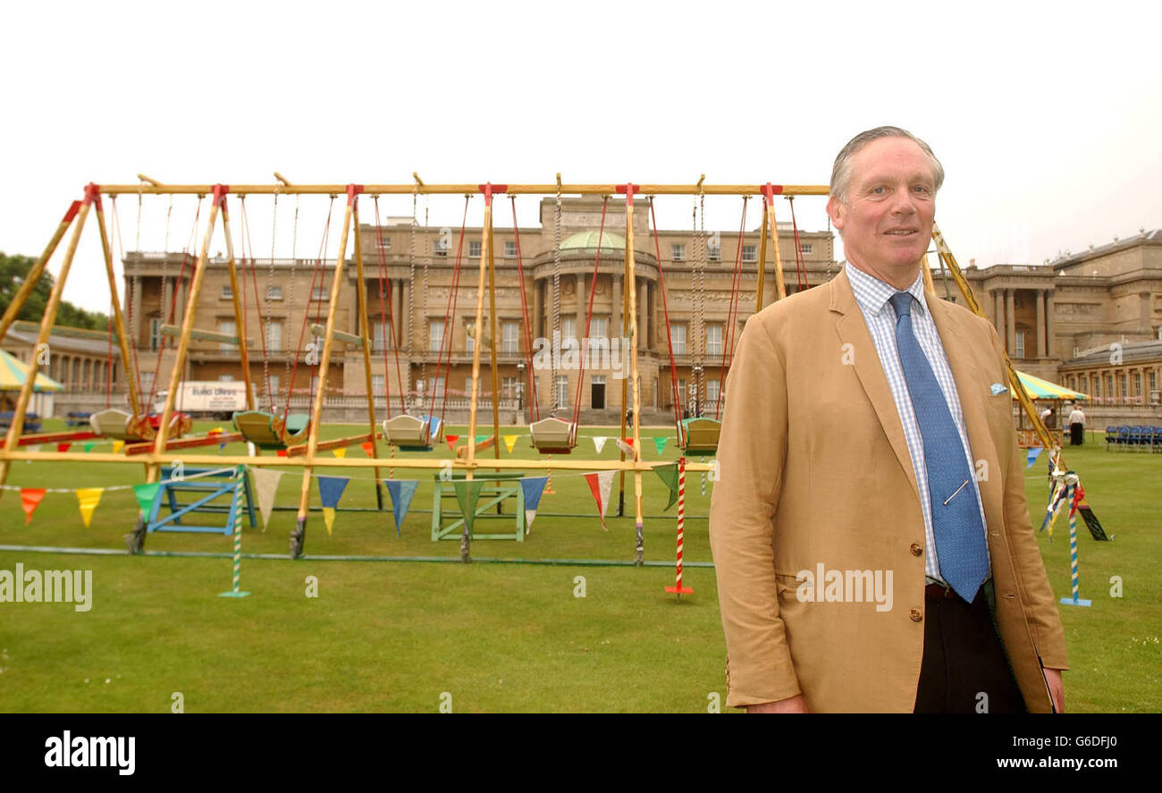 Organizzatore del Royal Coronation Party della Regina, tenente colonnello Sir Malcolm Ross fuori Buckingham Palace, Londra. Foto Stock