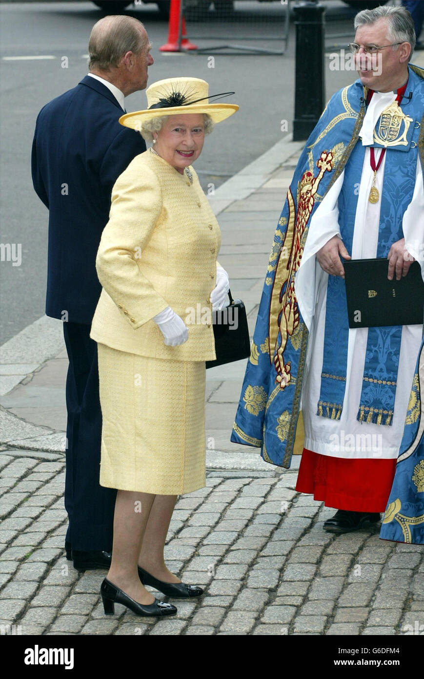 La regina Elisabetta II e il duca di Edimburgo sono accolti dal Decano di Westminster, Wesley Carr, quando arrivano all'abbazia di Westminster per un servizio per celebrare il 50 ° anniversario della sua incoronazione. * 16 membri senior della famiglia reale e di altri VIP erano tra le congregazioni con circa 1,000 membri del pubblico, tra cui 34 "bambini di Coronazione" nati il 2 giugno 1953 e festeggiando i loro 50 anni di nascita. Nel pomeriggio, la Regina partecipa a una festa per il tè dei bambini nel giardino di Buckingham Palace. Foto Stock