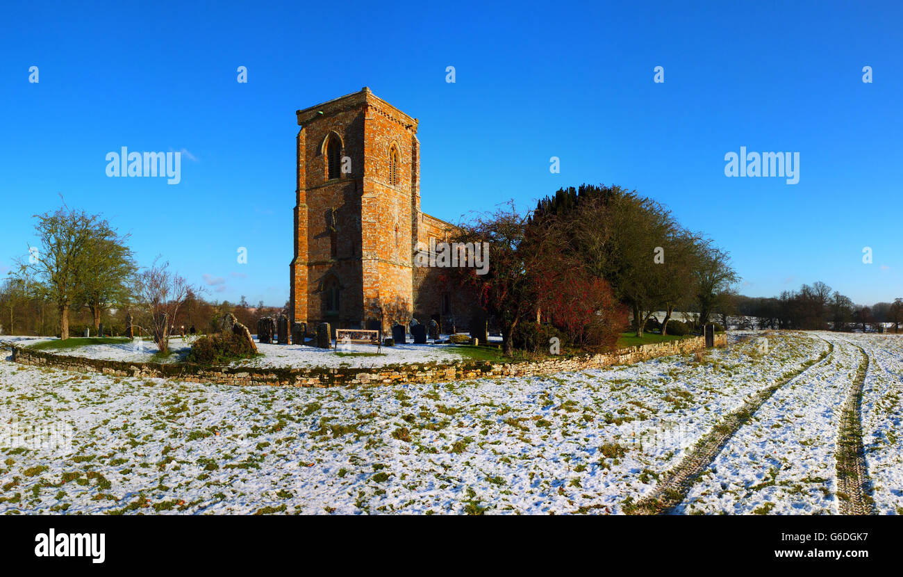 Una panoramica di una scena invernale della chiesa di Santa Maria Vergine, Fawsley Foto Stock